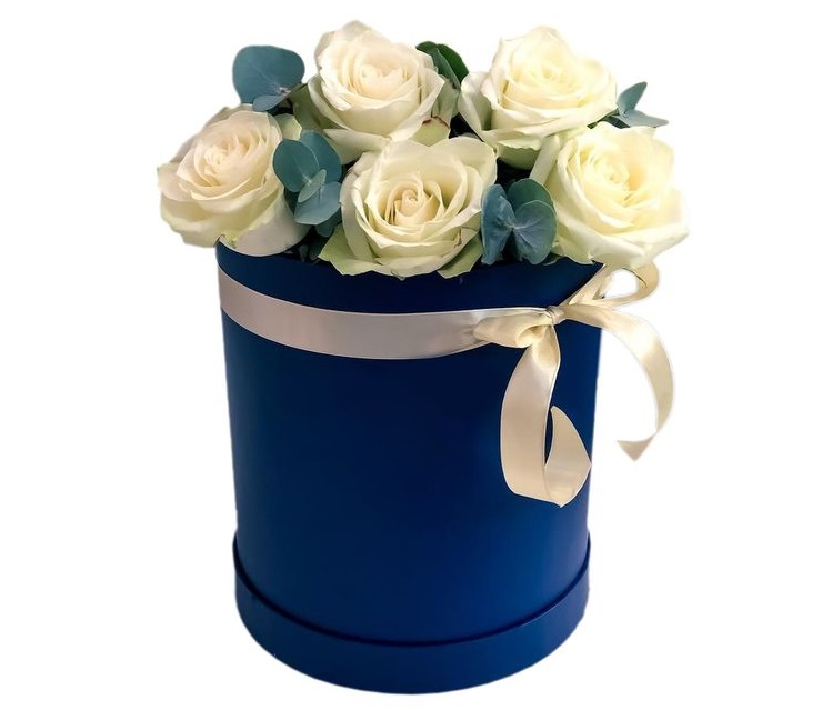 5 белых роз в шляпной коробке от AzaliaNow