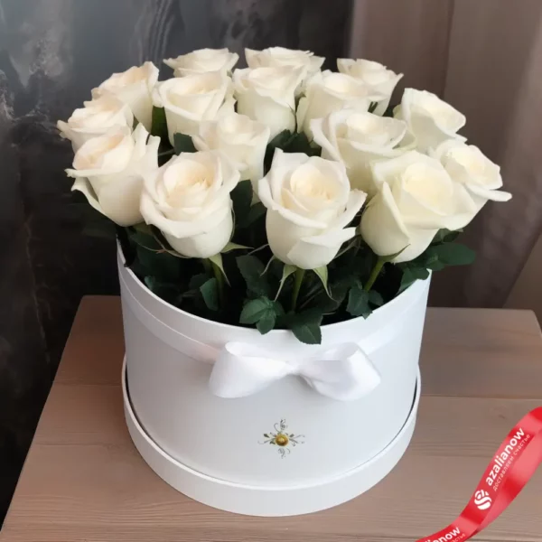 17 белых роз в шляпной коробке