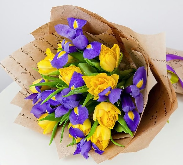 Букет из ирисов и тюльпанов "Светлый день" от AzaliaNow