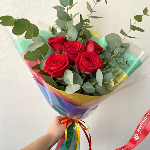 Российские розы с эвкалиптом, в цветной пленке с лентой, 40 см, Эквадор