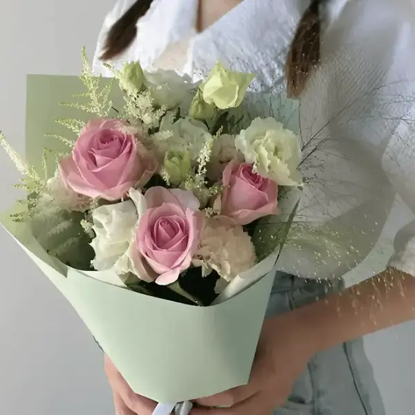 Нежные белые гвоздики в букете. AzaliaNow