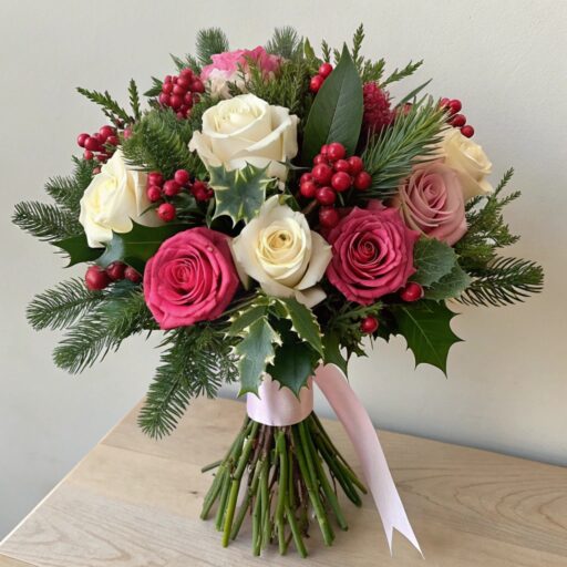 Букет из нобилиса, илекса и роз