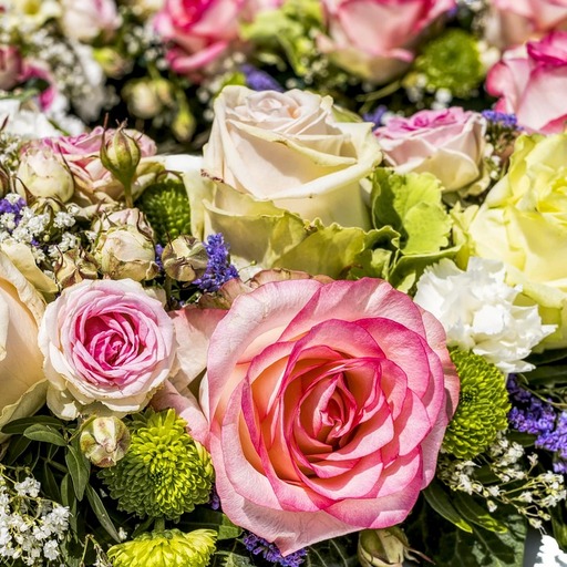 Большой букет из розовых роз и зеленых хризантем