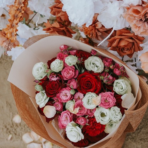 Букет в упаковке на фото