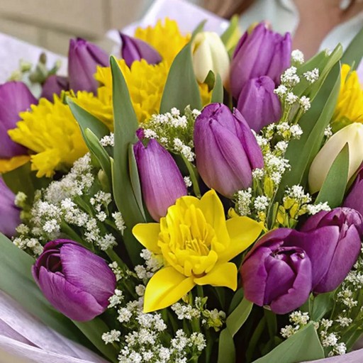 Тюльпаны и ирисы в букете на фото