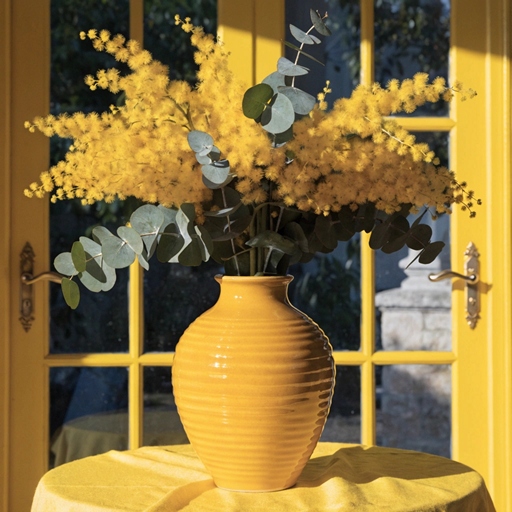 Весенний букет мимозы и эвкалипта в вазе