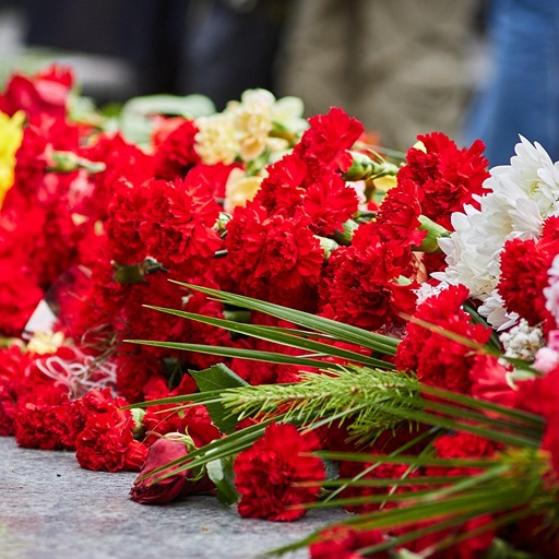 Возложение цветов у мемориала в День Победы