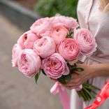 Маленькое фото 1: Букет из 11 пионовидных розовых роз, 50 см, Эквадор. Сервис доставки цветов AzaliaNow