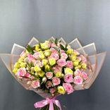 Фото флориста 6: Букет из 25 кустовых роз и рускуса в белой пленке с лентой