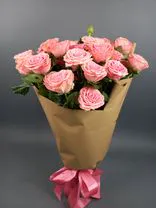 Фото флориста 1: Букет из 5 розовых пионов в крафте
