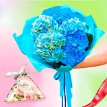 Маленькое фото 1: Букет из 5 гортензий «Небесная гортензия» + конфеты Choco Delicia в подарок