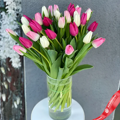 Фото 1: Букет из 11 розовых, 11 светло-розовых и 8 белых тюльпанов. Сервис доставки цветов AzaliaNow