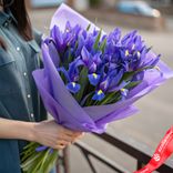 Маленькое фото 1: Букет из 25 синих ирисов в фиолетовой пленке. Сервис доставки цветов AzaliaNow