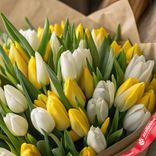 Маленькое фото 3: Весенняя свежесть: 50 белых и желтых тюльпанов в крафте. Сервис доставки цветов AzaliaNow