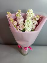 Букет из 2 розовых, 2 белых и 1 синей гортензии в пленке. Фото флориста - 0