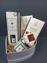 Фото флориста 3: Подарочный набор «Чеховская коллекция» с шоколадом, диффузором и свечой