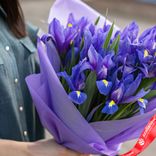 Маленькое фото 2: Букет из 25 синих ирисов в фиолетовой пленке. Сервис доставки цветов AzaliaNow