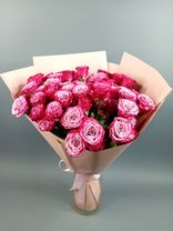 Фото флориста 3: Букет из 11 кустовых розовых роз в крафте с лентой