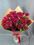 Фото флориста 3: Букет из 9 пионовидных роз «Цвет настроения красный»