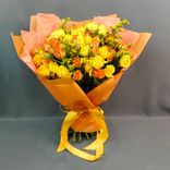 Фото флориста 2: Букет из 19 кустовых роз и 3 солидаго в оранжевой плёнке с лентой
