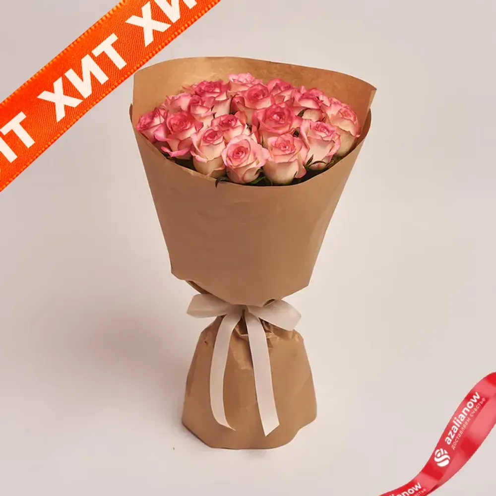 Букет из 19 бело-розовых роз в крафте