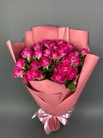 Фото флориста 3: Букет из 11 кустовых розовых роз в крафте с лентой