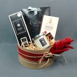 Фото флориста 3: Подарочный набор «Любимому человеку», конфеты, шоколадка и 2 аромата