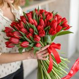 Маленькое фото 1: Букет из 45 красных тюльпанов с красной лентой