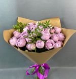 Фото флориста 1: Букет из 9 кустовых пионовидных розовых роз, в пленке с зеленью