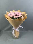 Фото флориста 1: Букет из 9 кустовых розовых хризантем в крафте, Голландия