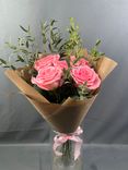 Фото флориста 2: Букет из 5 розовых роз в крафте с лентой, 40 см, Россия