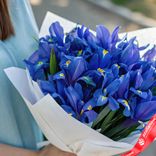 Маленькое фото 2: Букет из 25 синих ирисов в белой бумаге. Сервис доставки цветов AzaliaNow