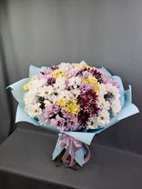 Фото флориста 4: Букет из 25 кустовых хризантем микс в голубой пленке