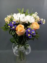 Фото флориста 1: Букет из роз, ирисов, ромашек и хризантем «Летняя свежесть»