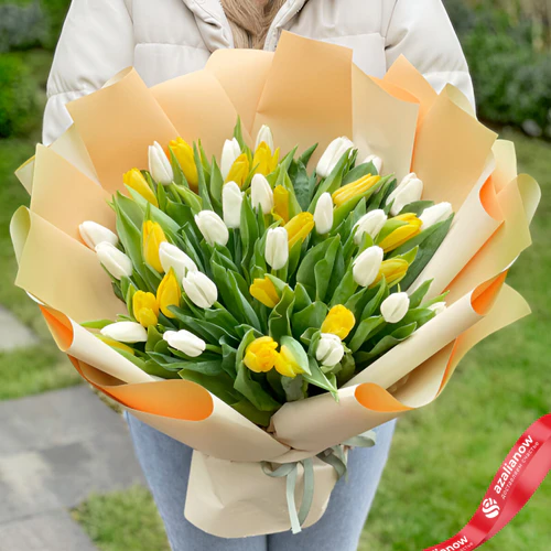 Фото 1: Букет из 26 желтых и 25 белых тюльпанов в персиковой упаковке. Сервис доставки цветов AzaliaNow