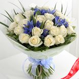 Маленькое фото 1: Букет из 20 белых роз и 7 синих ирисов в пленке