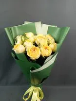 Фото флориста 1: Букет из 11 желтых кустовых пионовидных роз, «Пиони Баблс» в пленке