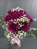 Фото флориста 1: Элегантный букет из 7 бордовых хризантем и гипсофилы «Алая искра»