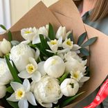 Маленькое фото 3: Букет из 7 белых пионов и 6 белых нарциссов в крафте. Сервис доставки цветов AzaliaNow