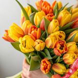 Маленькое фото 2: Солнечное настроение: 50 желтых и оранжевых тюльпанов. Сервис доставки цветов AzaliaNow