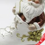 Маленькое фото 3: Сувенир «Санта в коньке» (полирезин), Н13,5х12,5х5см, в асс., белый/золотой