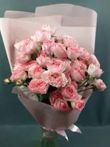 Фото флориста 1: Букет из 11 кустовых розовых роз в крафте с лентой