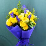 Фото флориста 1: Букет из 9 пионовидных роз, 5 ирисов и 3 альстромерий в сиреневой пленке