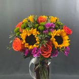 Фото флориста 1: Букет из роз, подсолнухов, гвоздик, хризантем «Жозефина»