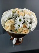 Фото флориста 1: Акция! Букет из роз, хризантем, гипсофилы «Между вымыслом и мечтой»