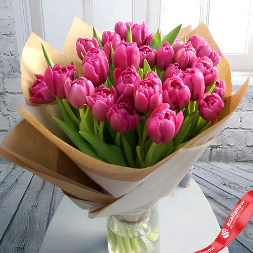 Фото 1: Букет из 30 ярко-розовых пионовидных тюльпанов в упаковке. Сервис доставки цветов AzaliaNow