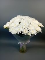 Фото флориста 1: Букет из 9 белых кустовых хризантем с зеленью в пленке, Голландия