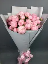 Фото флориста 3: Букет из 11 кустовых розовых роз в белой пленке