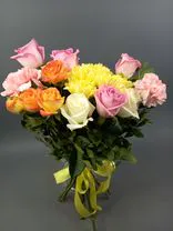 Фото флориста 3: Букет из роз, хризантем и гвоздик «Симфония роз»
