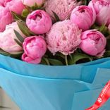 Маленькое фото 5: Букет из 20 розовых пионов в голубой пленке с лентой. Сервис доставки цветов AzaliaNow